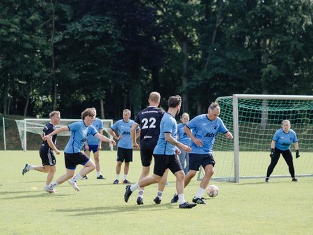 Aldra Mitarbeiter spielen Fußball