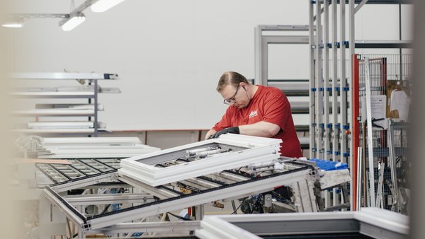 Aldra Produktionshalle Fenster.jpg