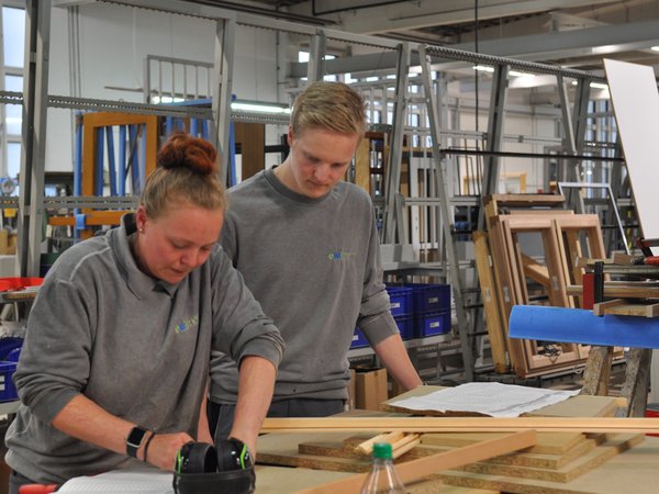 Aldra Fertigung Holz Tueren Teamarbeit
