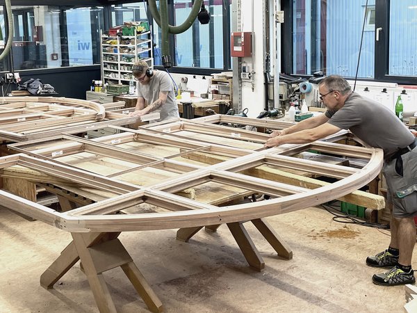 Holzfenster mit Hand und Herz2