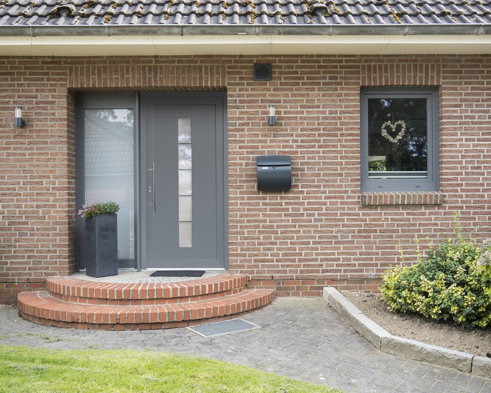 Kunststoff-Haustür Serie Basic in Basaltgrau