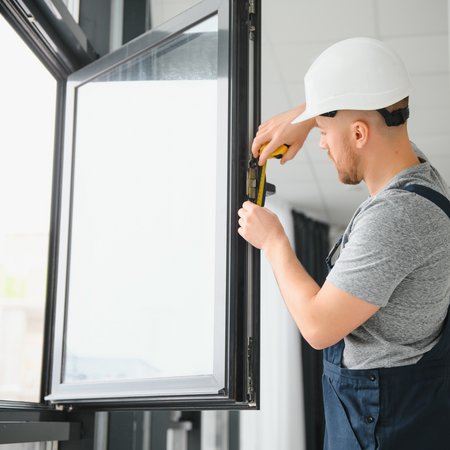 Aldra-Fachpartner stellt Fenster ein