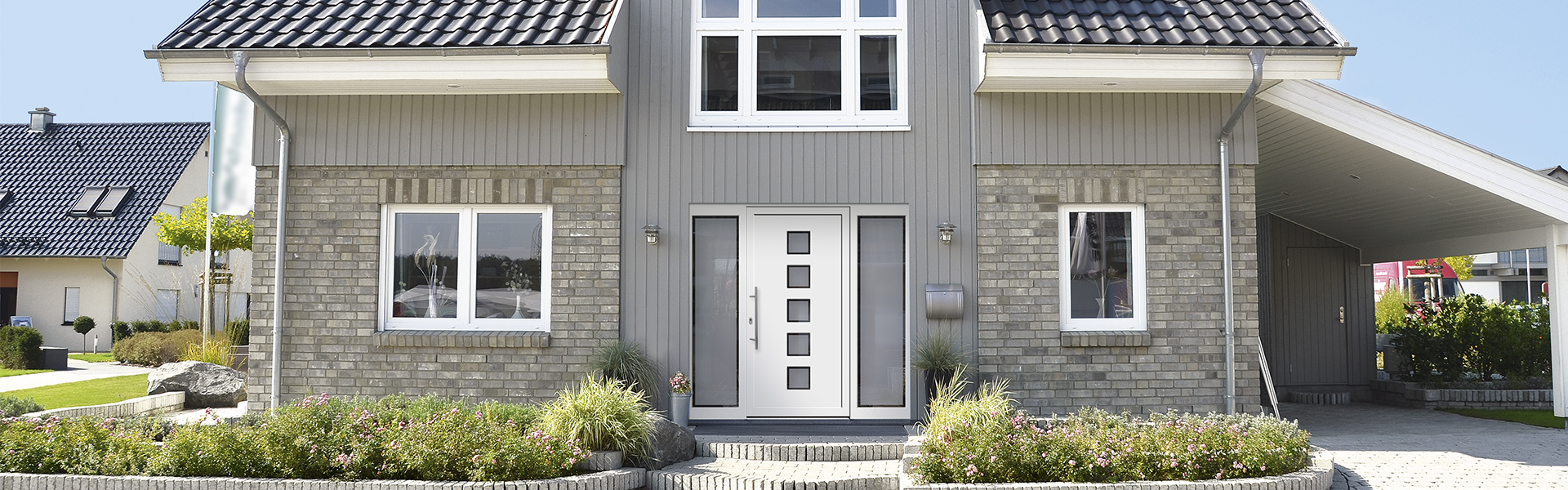 Basic-Haustür aus Kunststoff in modernem Haus